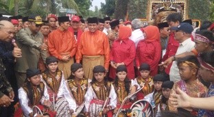 HBA - Edi saat tiba di Kantor KPU Provinsi Jambi